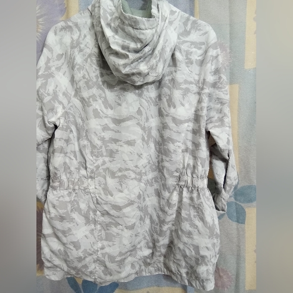 New Balance Women's windbreaker, Springtime Essential. Womens: X-Large - Picture 4 of 4